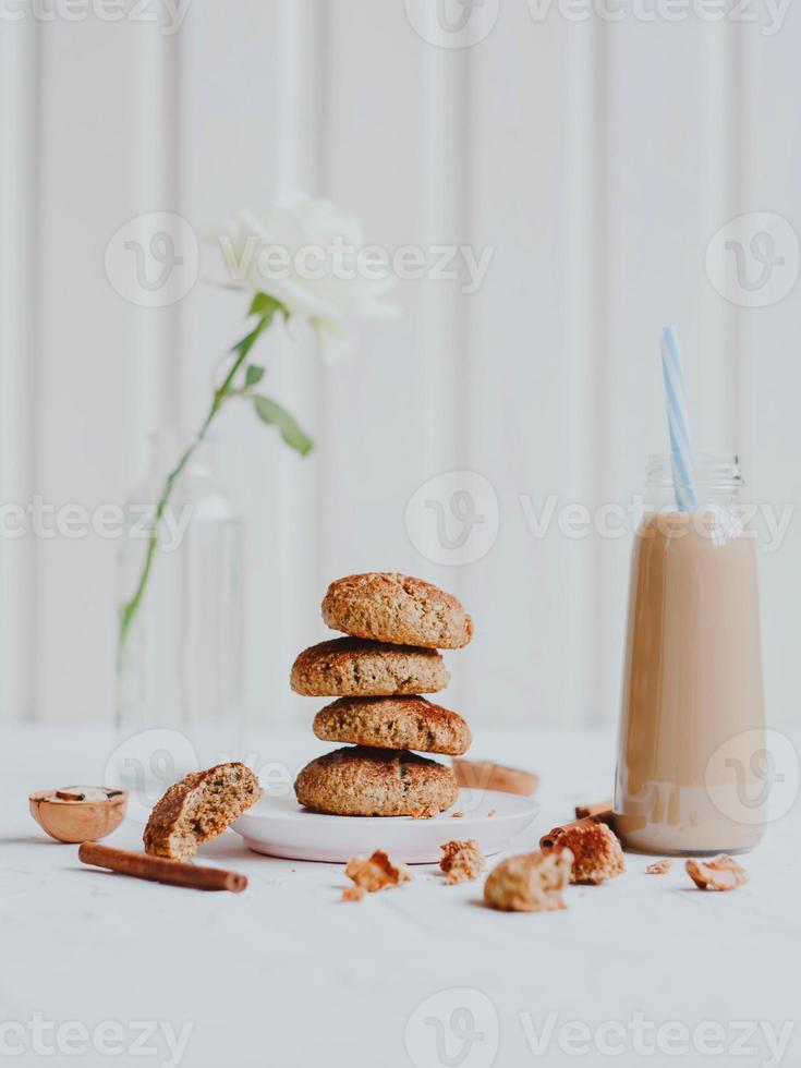 biscoitos de aveia caseiros saudáveis com nozes. conceito de comida vegana saudável. foto