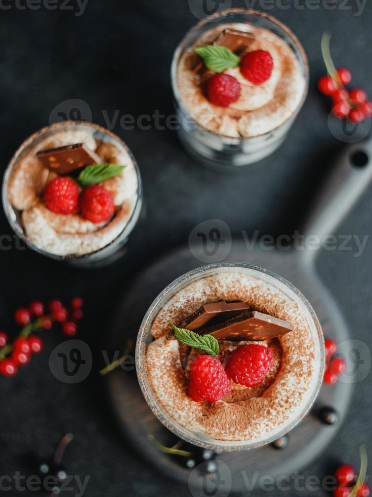 doce pequena sobremesa caseira com framboesas, groselha preta e cream cheese. foto