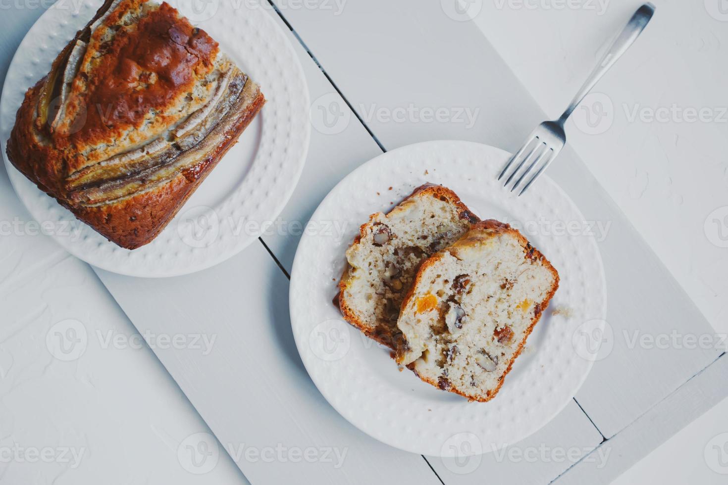 pão caseiro de banana com frutos secos e nozes. foto