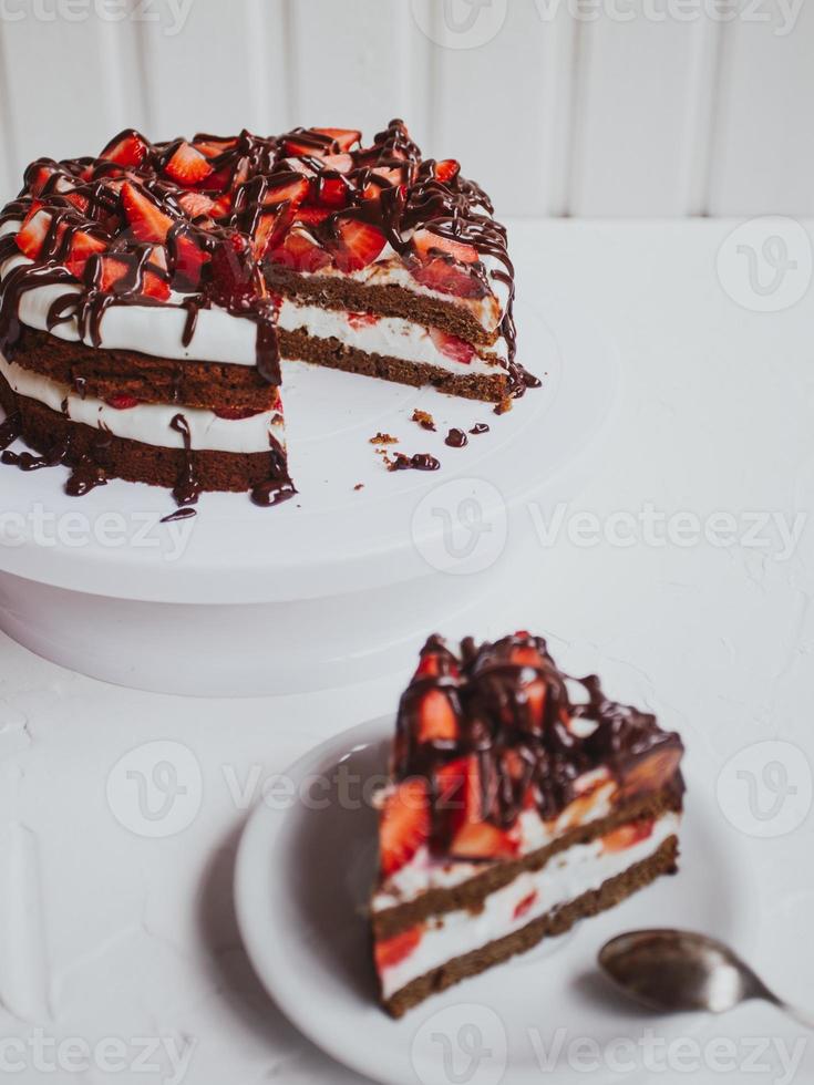 delicioso bolo caseiro de chocolate com morangos foto