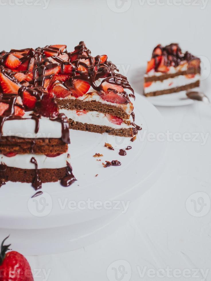 delicioso bolo caseiro de chocolate com morangos foto