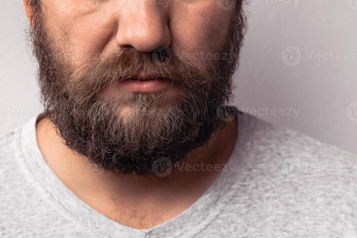 longa barba e bigode de belo homem barbudo foto