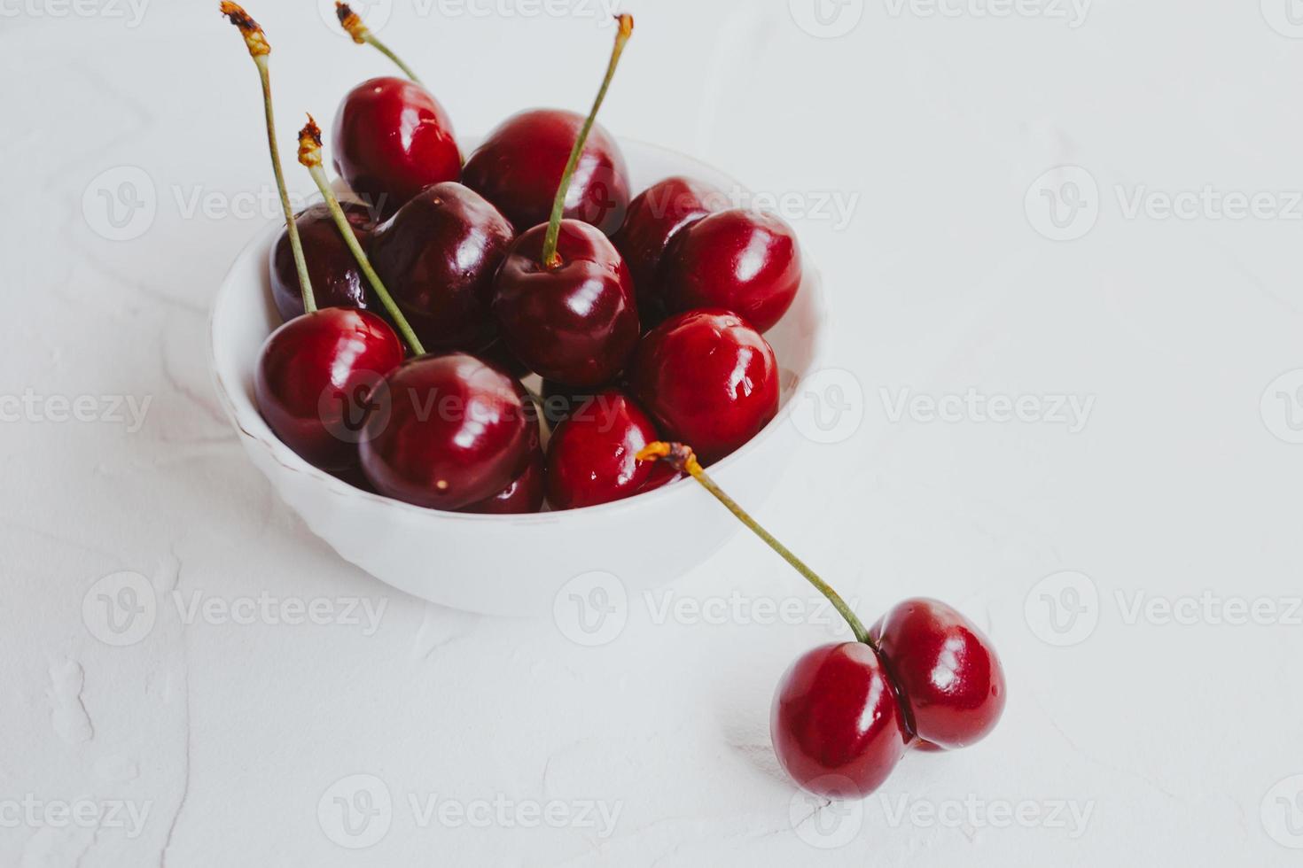 cerejas frescas. cereja em fundo branco. conceito de comida saudável. foto