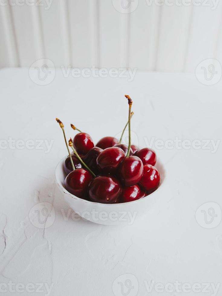cerejas frescas. cereja em fundo branco. conceito de comida saudável. foto