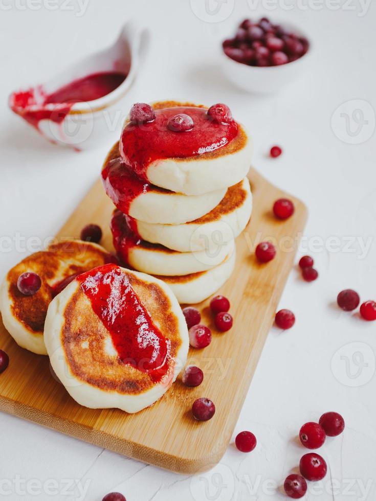 panquecas de queijo cottage caseiras ou syrniki com geléia de cranberry. foto