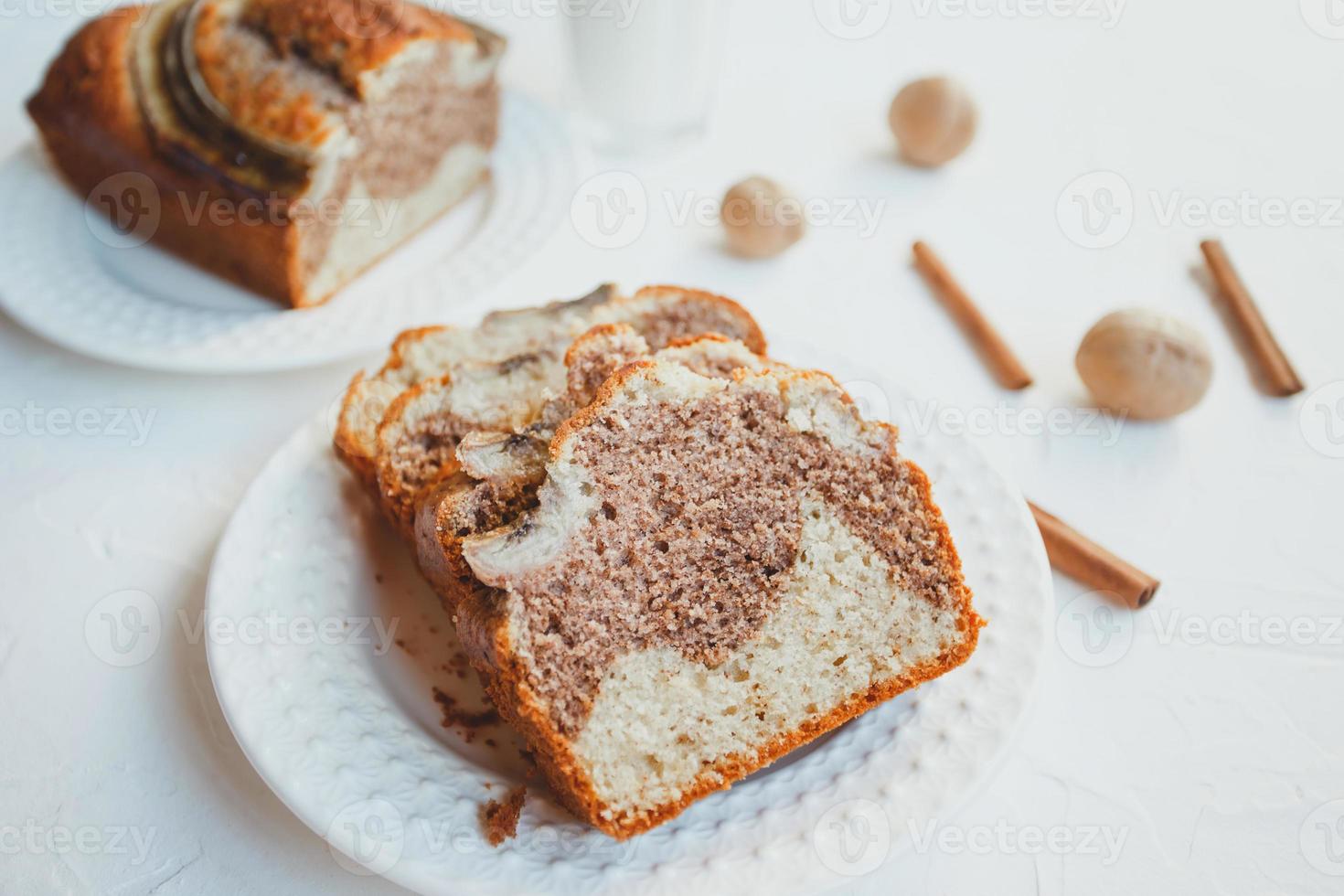 pão caseiro de banana com canela e nozes. foto