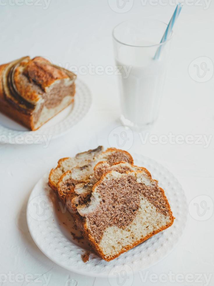 pão caseiro de banana com canela e nozes. foto