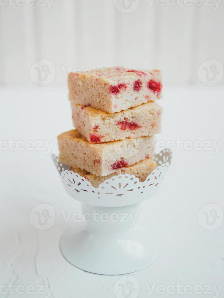 loirinhas caseiras, feitas de chocolate branco com framboesas frescas, sobre um fundo claro. foto