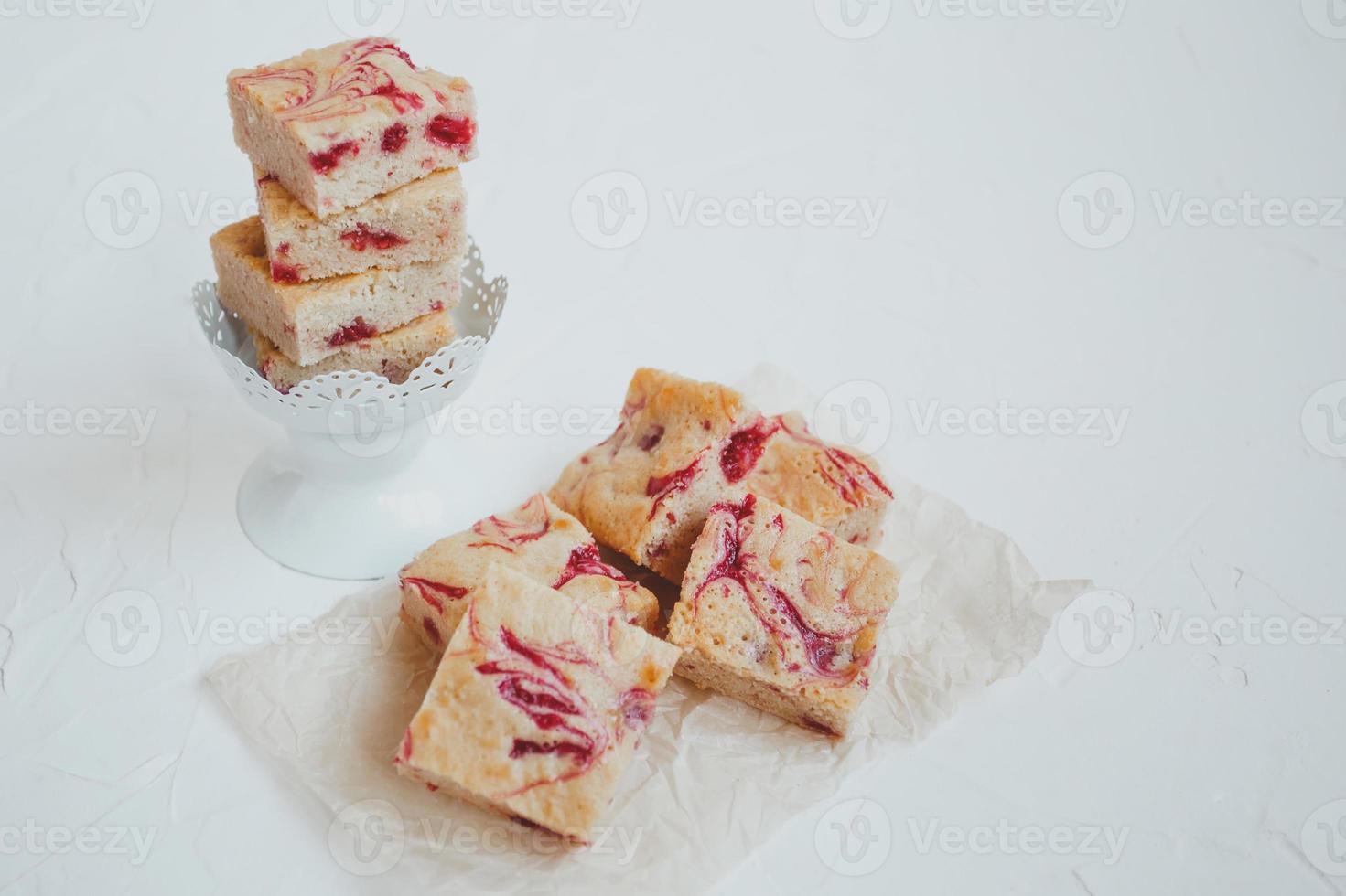 loirinhas caseiras, feitas de chocolate branco com framboesas frescas, sobre um fundo claro. foto