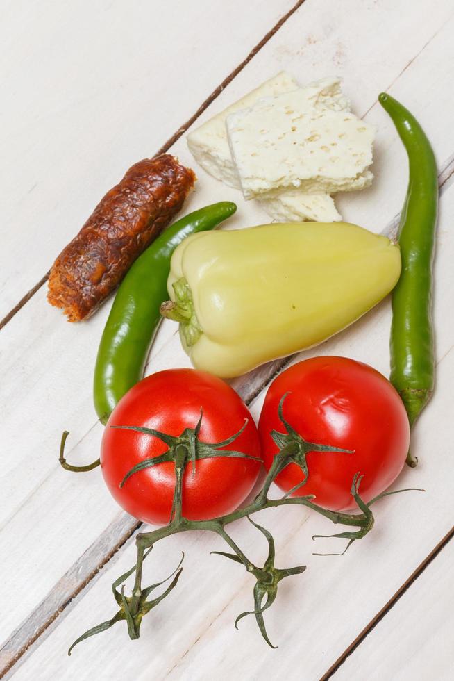 refeição rústica crua fazenda de legumes frescos, queijo e repolho foto