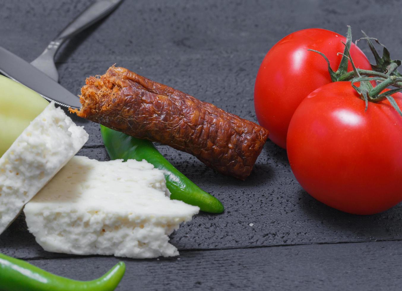 refeição rústica crua fazenda de legumes frescos, queijo e repolho foto