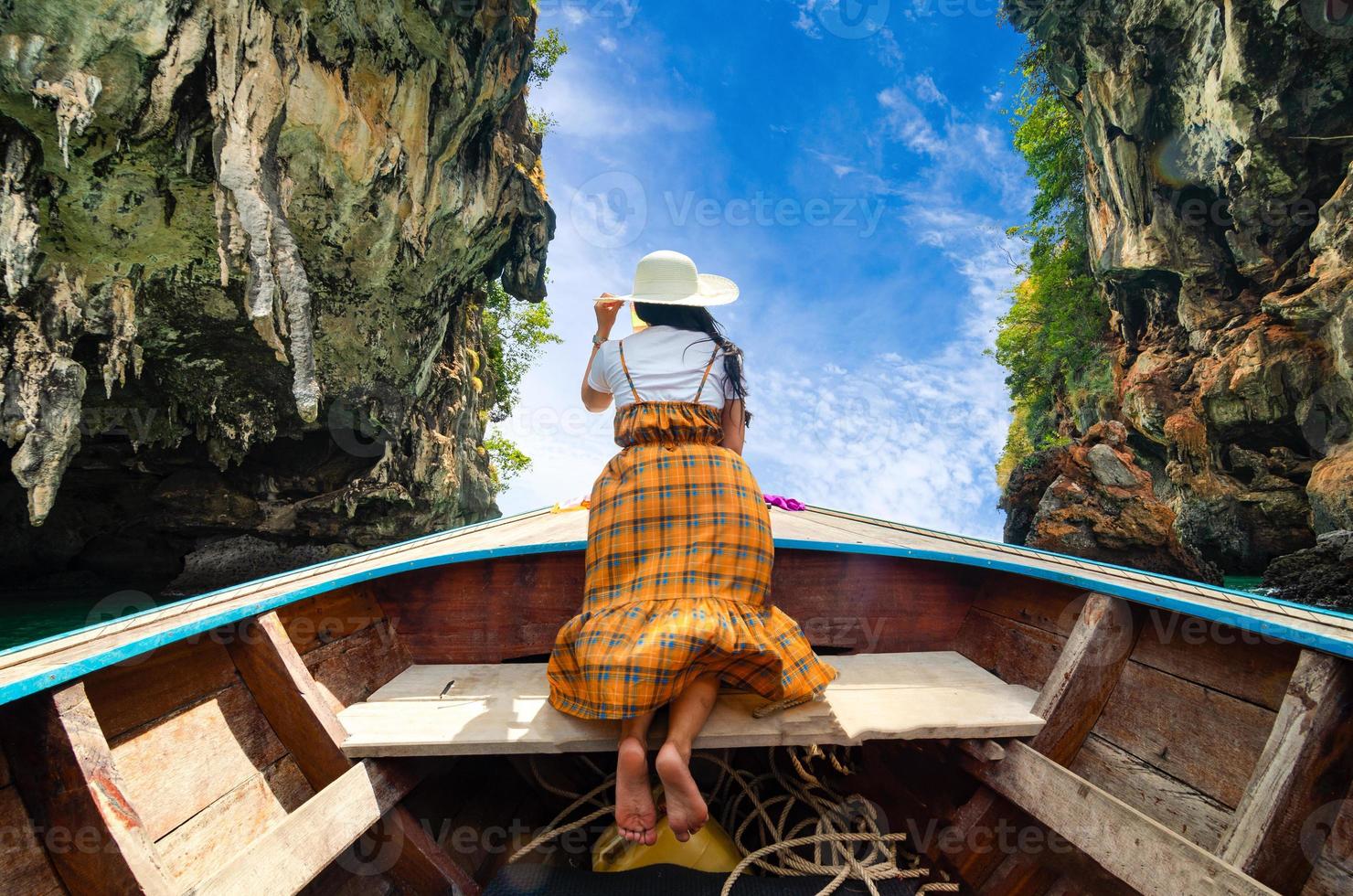 Mulheres koh kai estão contentes no barco de madeira Krabi Tailândia foto