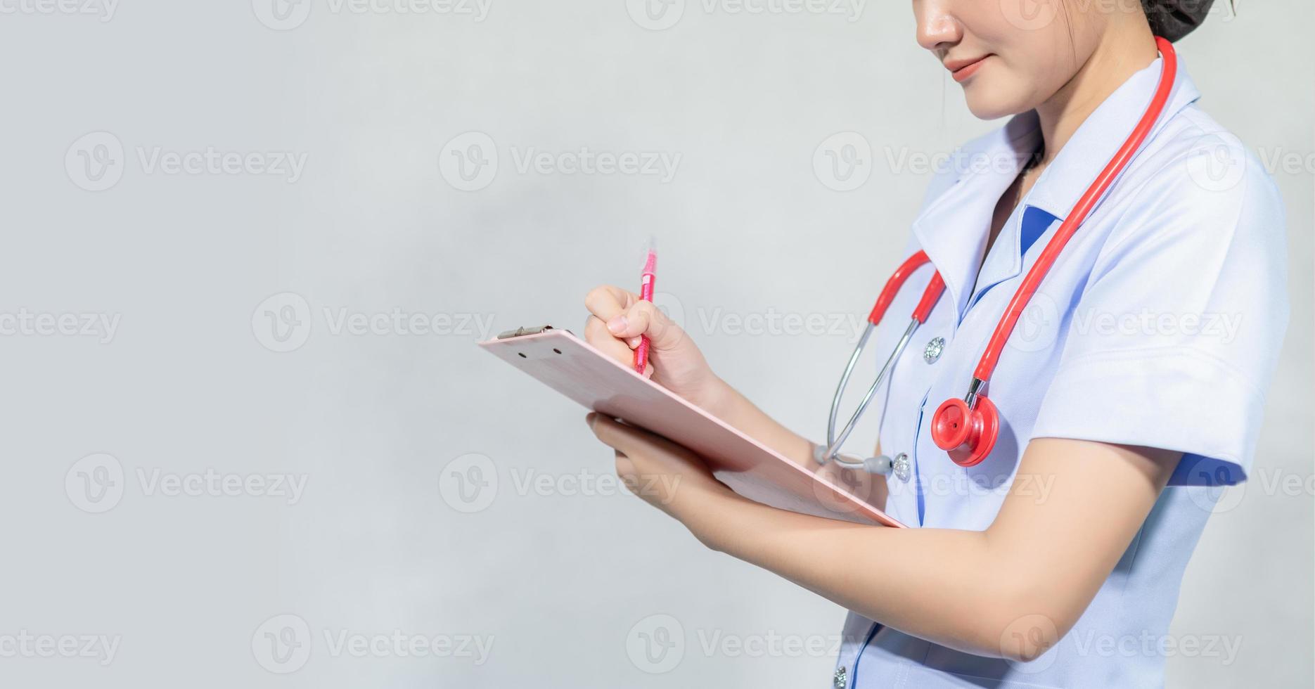 médicas estão registrando no relatório do histórico do paciente foto