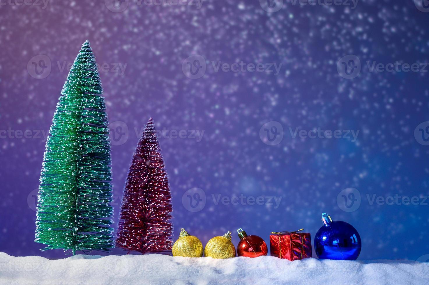 Feliz Natal e feliz ano novo, fundo de saudação. lanterna de natal na neve com abeto foto