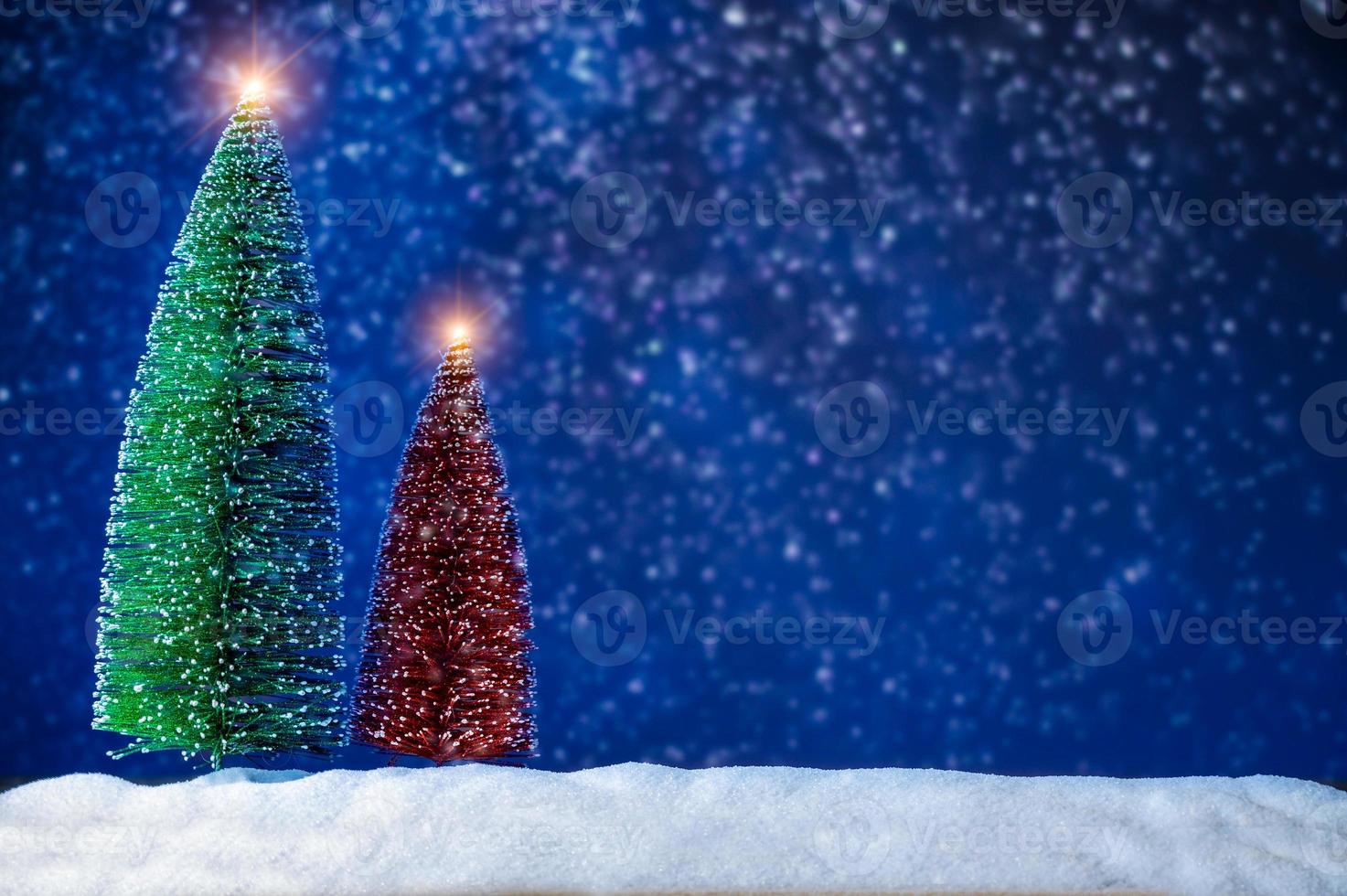 Feliz Natal e feliz ano novo, fundo de saudação. lanterna de natal na neve com abeto foto