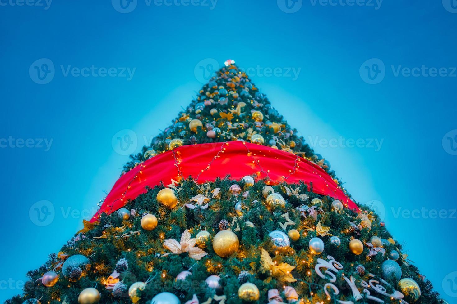 árvore de natal com enfeites. foto