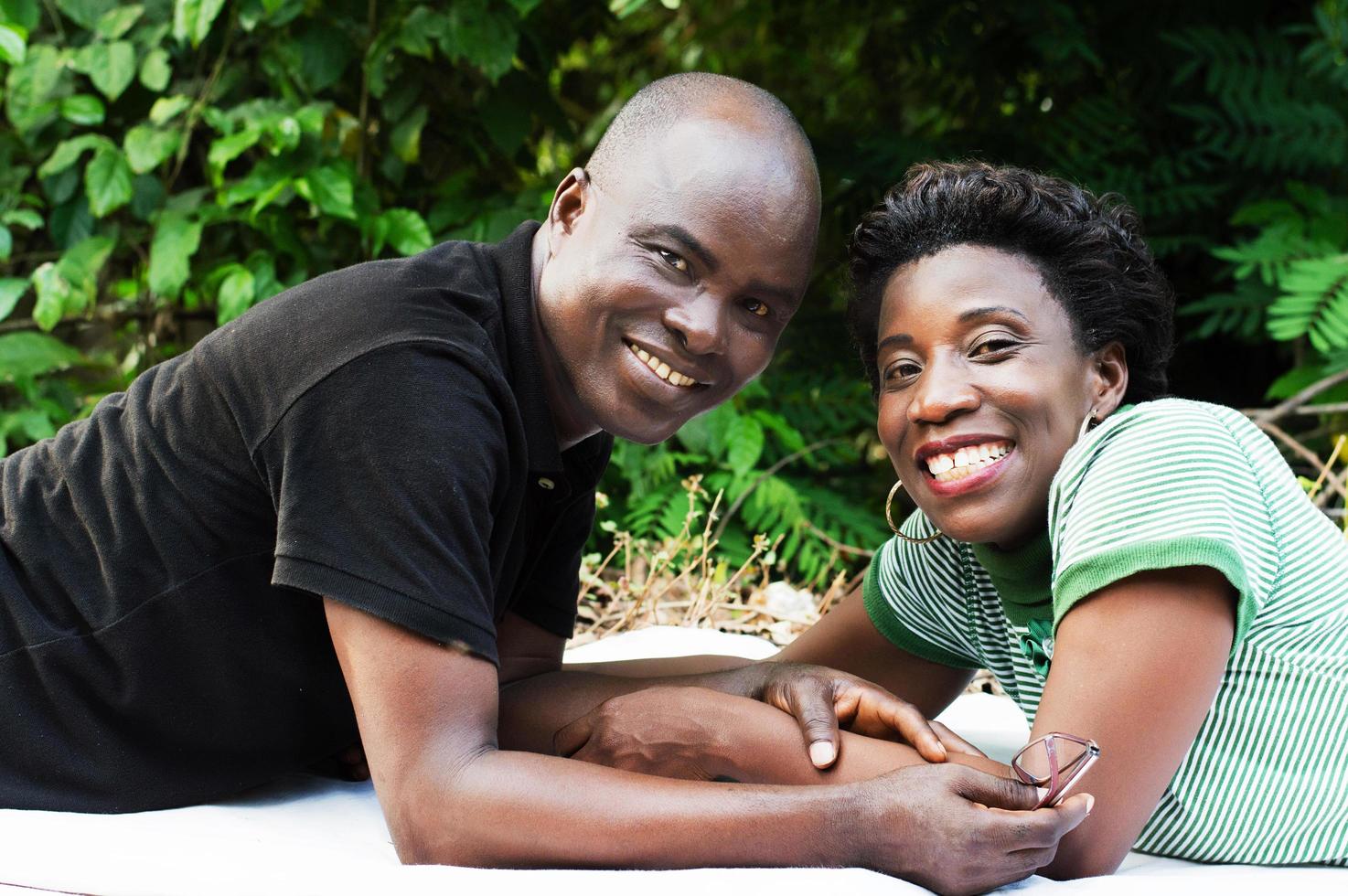 retrato de casal feliz a mentir. foto