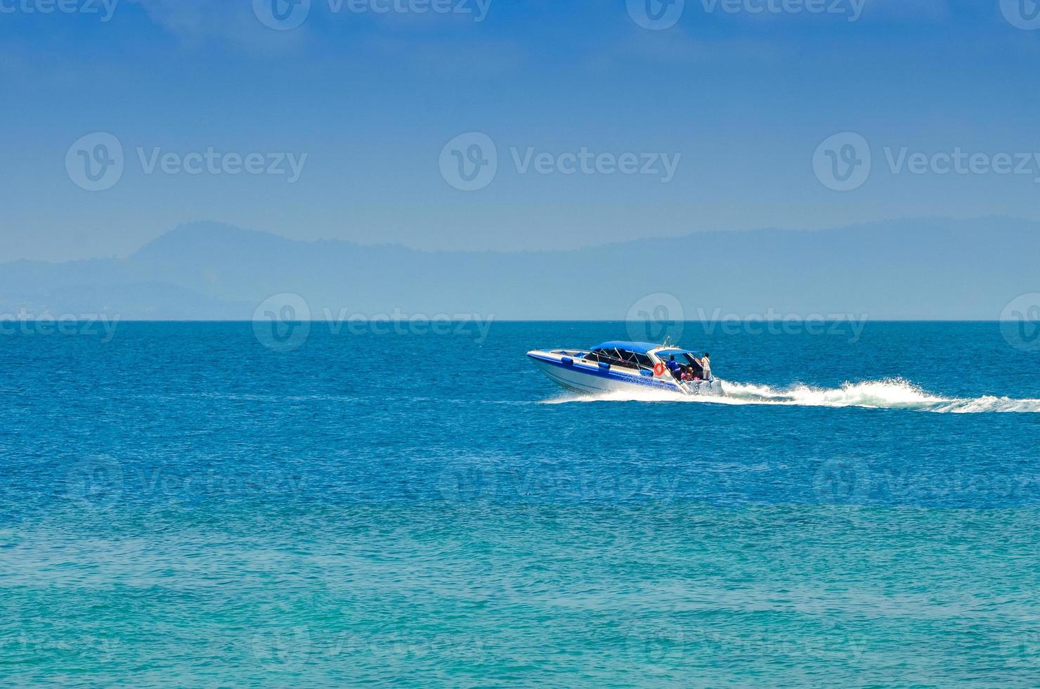 navio de cruzeiro praia tropical phuket tailândia mar andaman foto