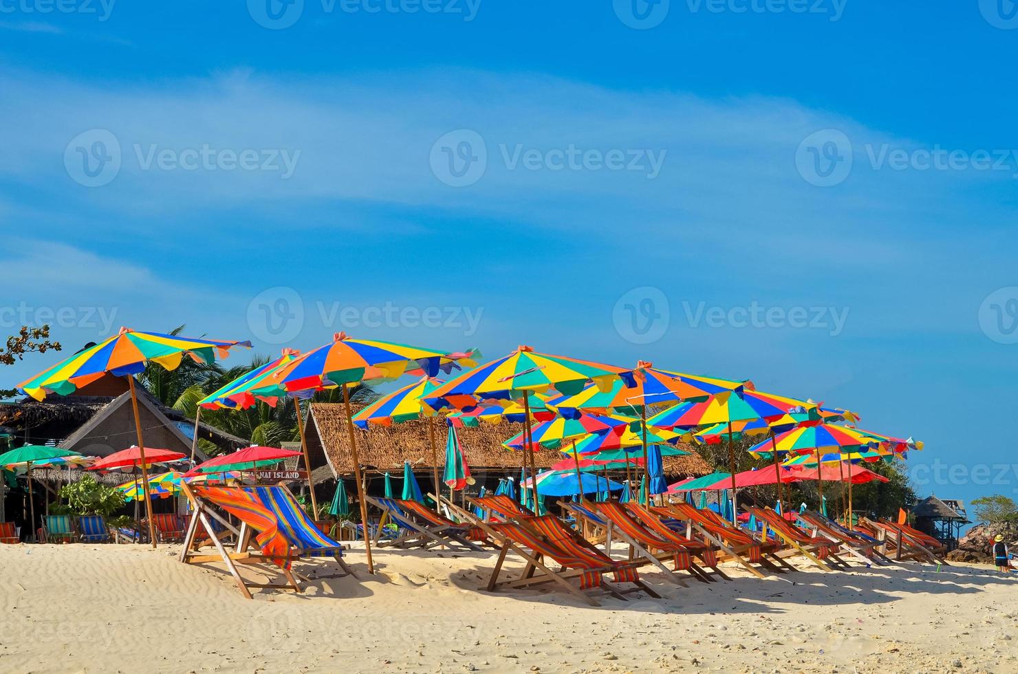 mar, ilha, guarda-chuva, tailândia, khai island phuket, espreguiçadeiras e guarda-sóis em uma praia tropical foto