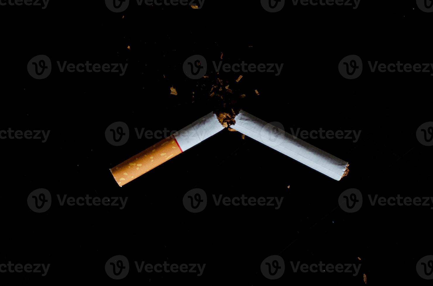 mundo sem tabaco dia homens quebra de cigarro e mandam um cigarro foto