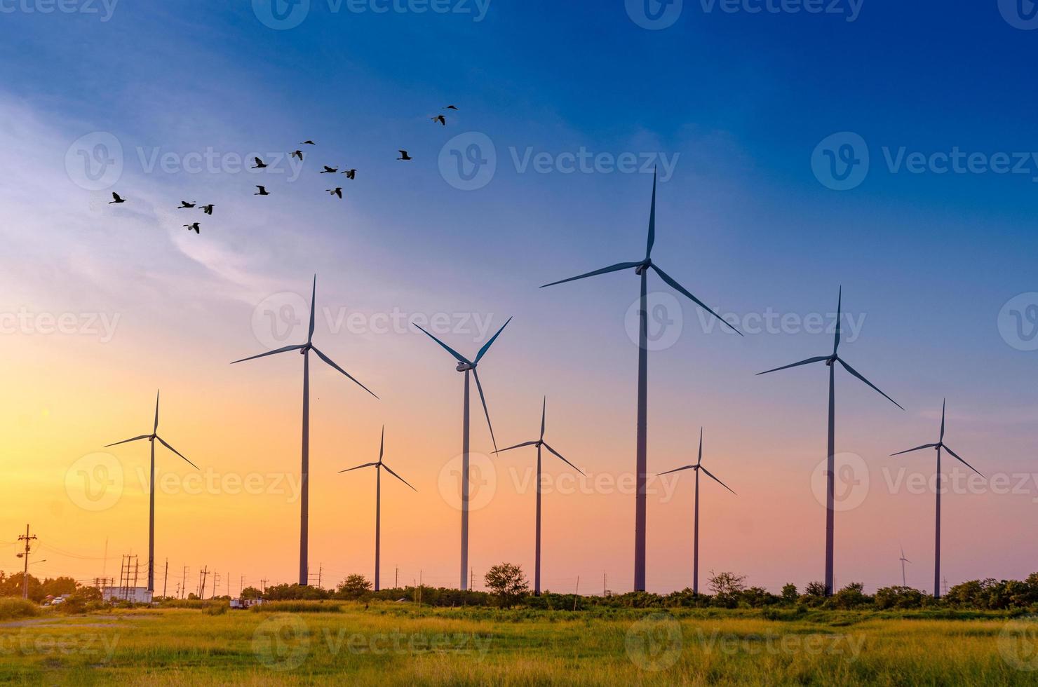 energia da turbina eólica geração de energia ecológica verde. fazenda eólica eco campo lindo céu hua sai distrito nakhon si thammarat tailândia foto