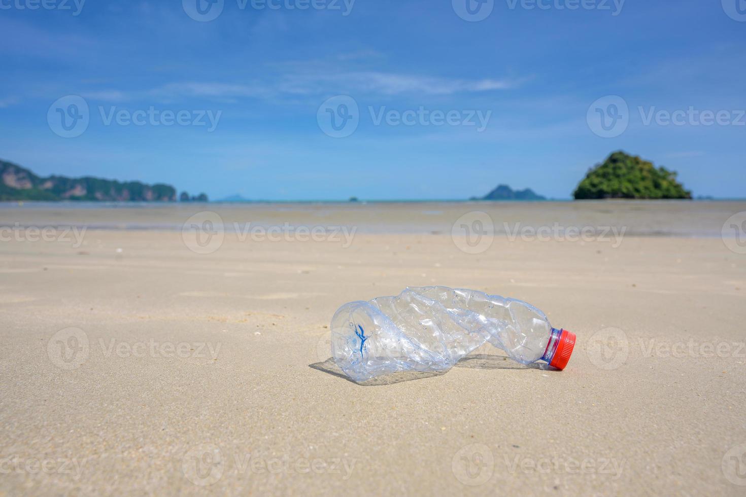 Resíduos plásticos na praia, mar, conceito de preservação da natureza e meio ambiente foto