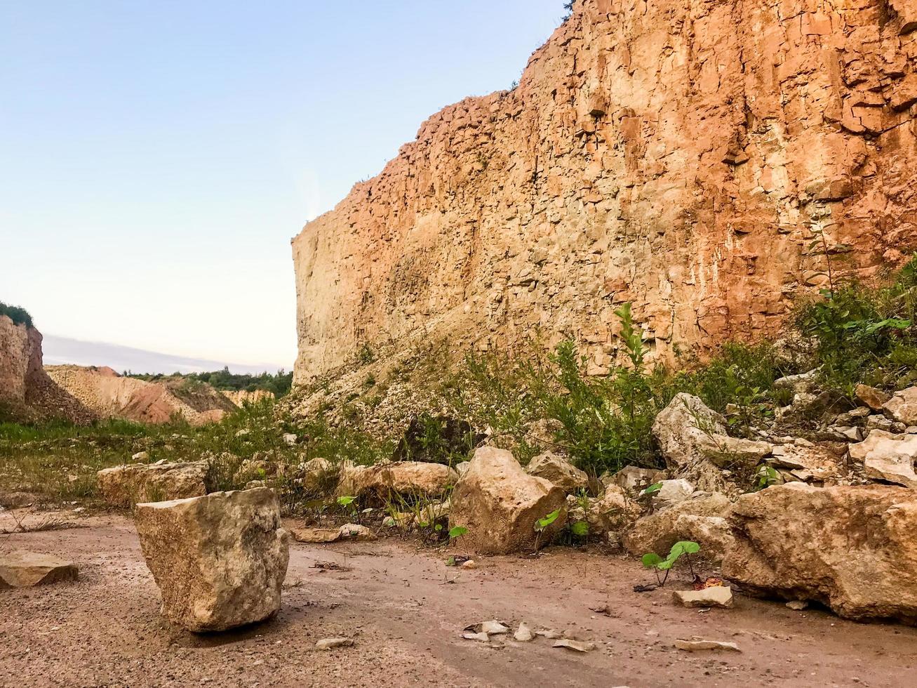 paredes de desfiladeiro de calcário espetaculares na zona rural de Lithaunia foto