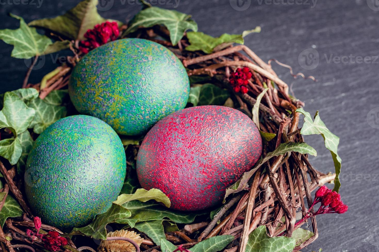 ovos de Páscoa com ovos de decoration.chicken em um ninho de pássaros. foto