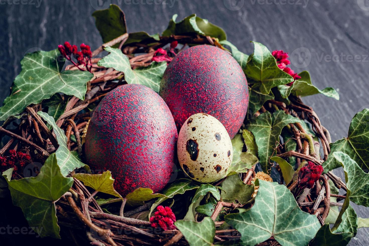 ovos de Páscoa com decoration.quail e ovos de galinha em um ninho de pássaros. foto