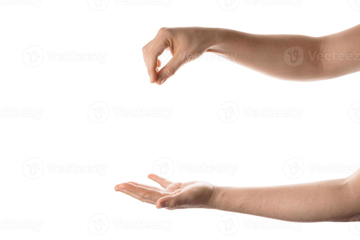 mão do homem segurar, agarrar ou pegar algum objeto, gesto com a mão. isolado no fundo branco. foto