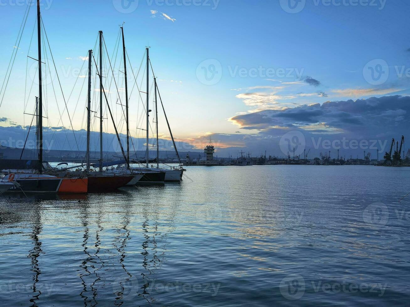 iates e barcos às pôr do sol dentro a Porto. Preto mar, Varna, Bulgária. foto