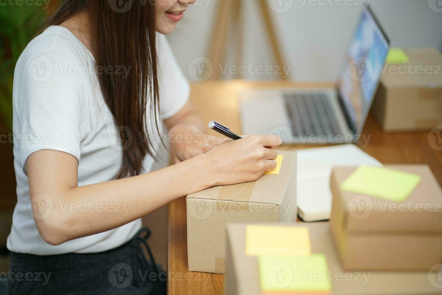 ásia mulher preparando pacote Entrega caixa Remessa para compras conectados Entrega enviar serviço pessoas e envio conceito foto