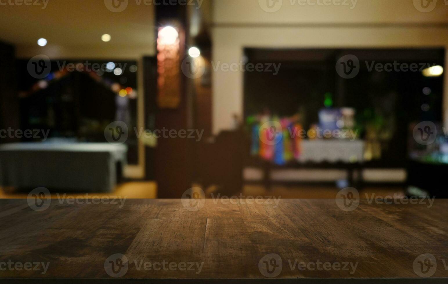 esvaziar Sombrio de madeira mesa dentro frente do abstrato borrado bokeh fundo do restaurante . pode estar usava para exibição ou montagem seu produtos.mock acima para espaço. foto