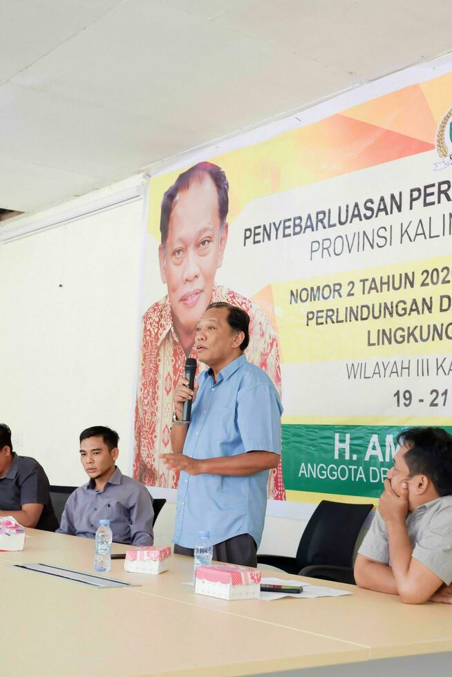 kuaro Kalimantan timur, Indonésia 11 Junho 2023. encontro Atividades do de várias pessoas dentro a Vila foto