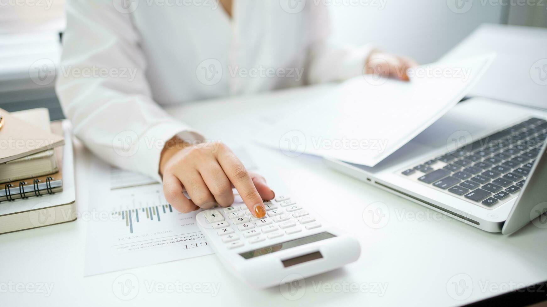 auditor ou interno receita serviço funcionários, o negócio mulheres verificação anual financeiro afirmações do empresa. auditar conceito foto