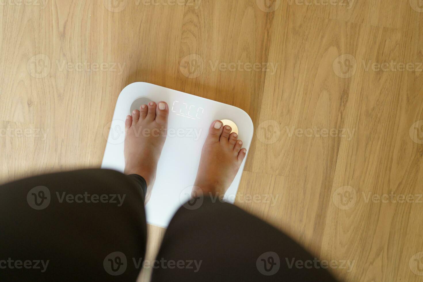 perder peso. gordo dieta e escala pés em pé em eletrônico balanças para peso ao controle. medição instrumento dentro quilograma para dieta. foto
