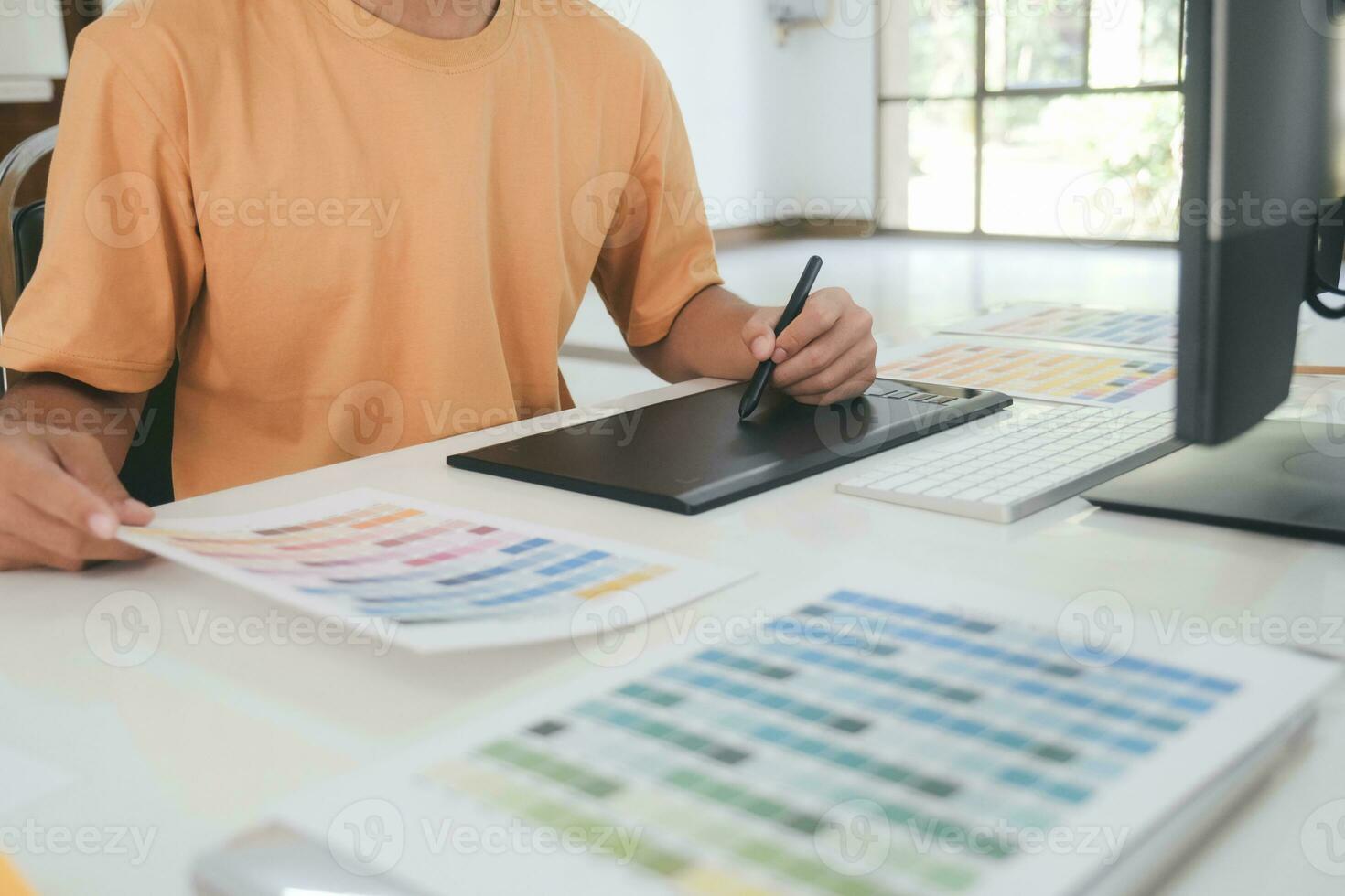 jovem fotógrafo e designer gráfico no trabalho no escritório. foto