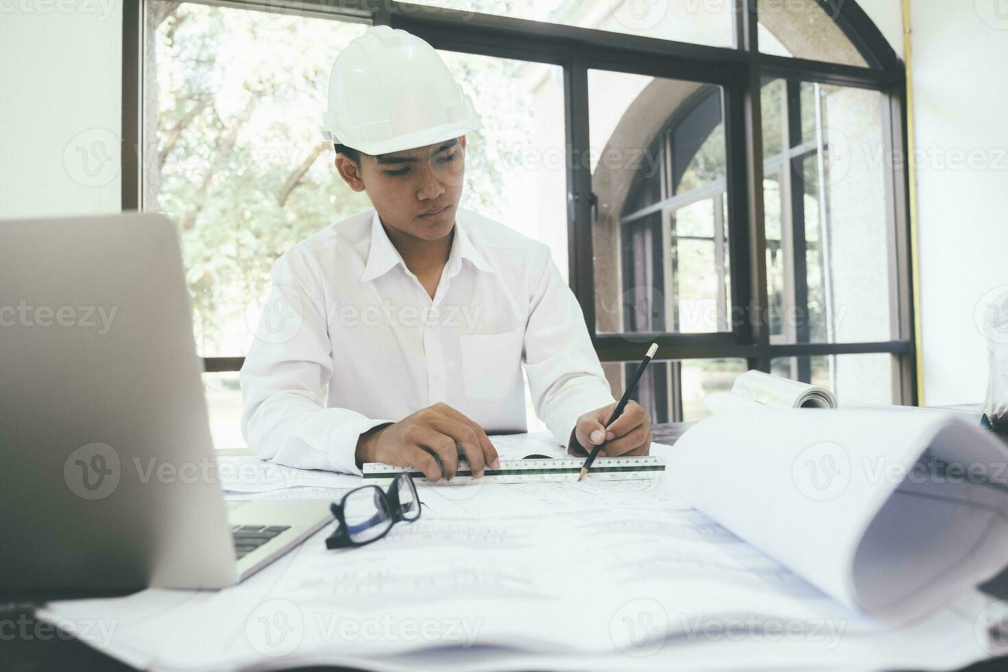 arquiteto ou engenheiro trabalhando dentro escritório foto