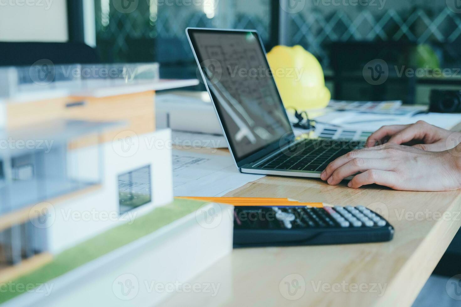 arquiteto ou engenheiro trabalhando dentro escritório foto