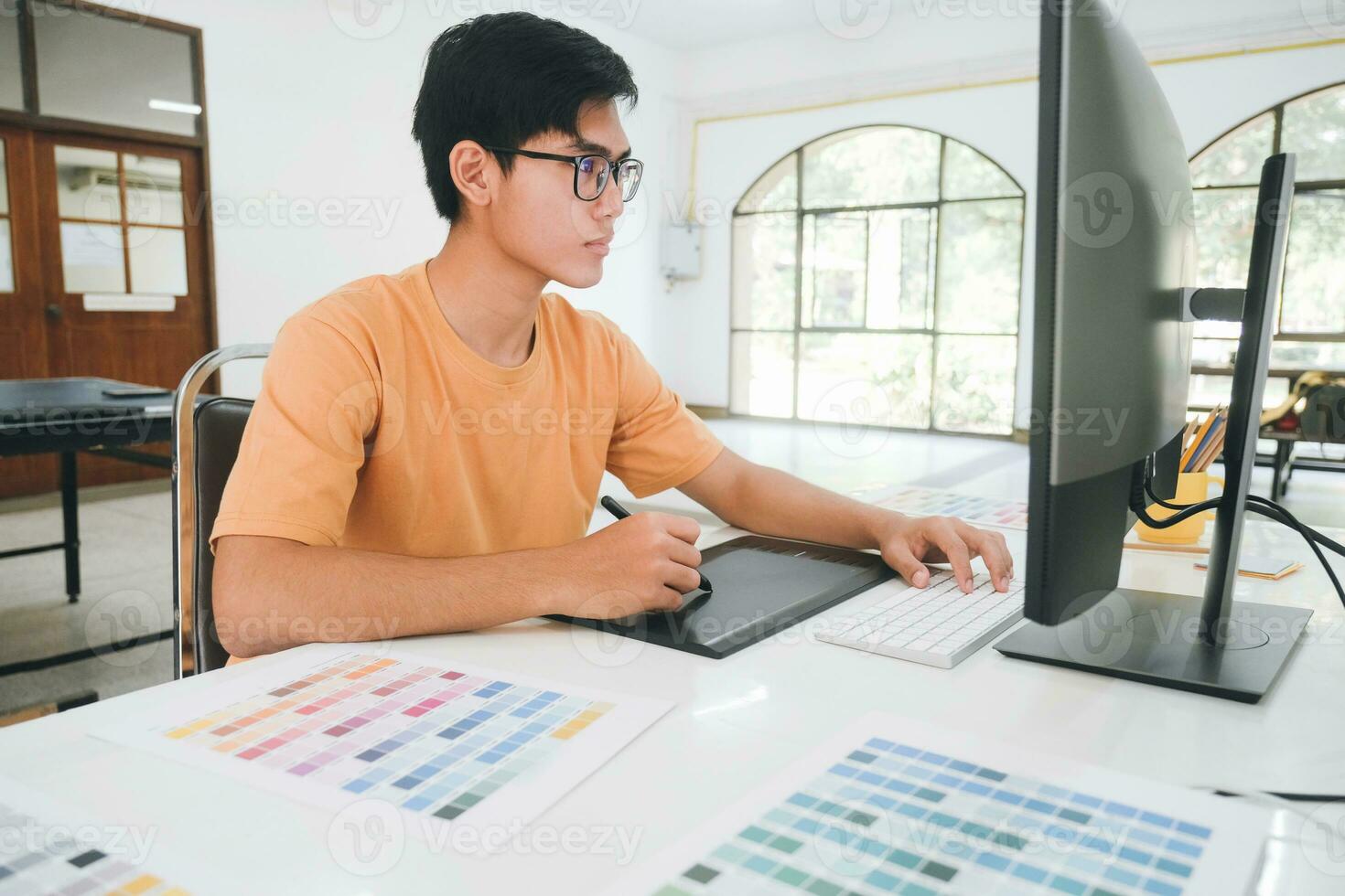 jovem fotógrafo e designer gráfico no trabalho no escritório. foto