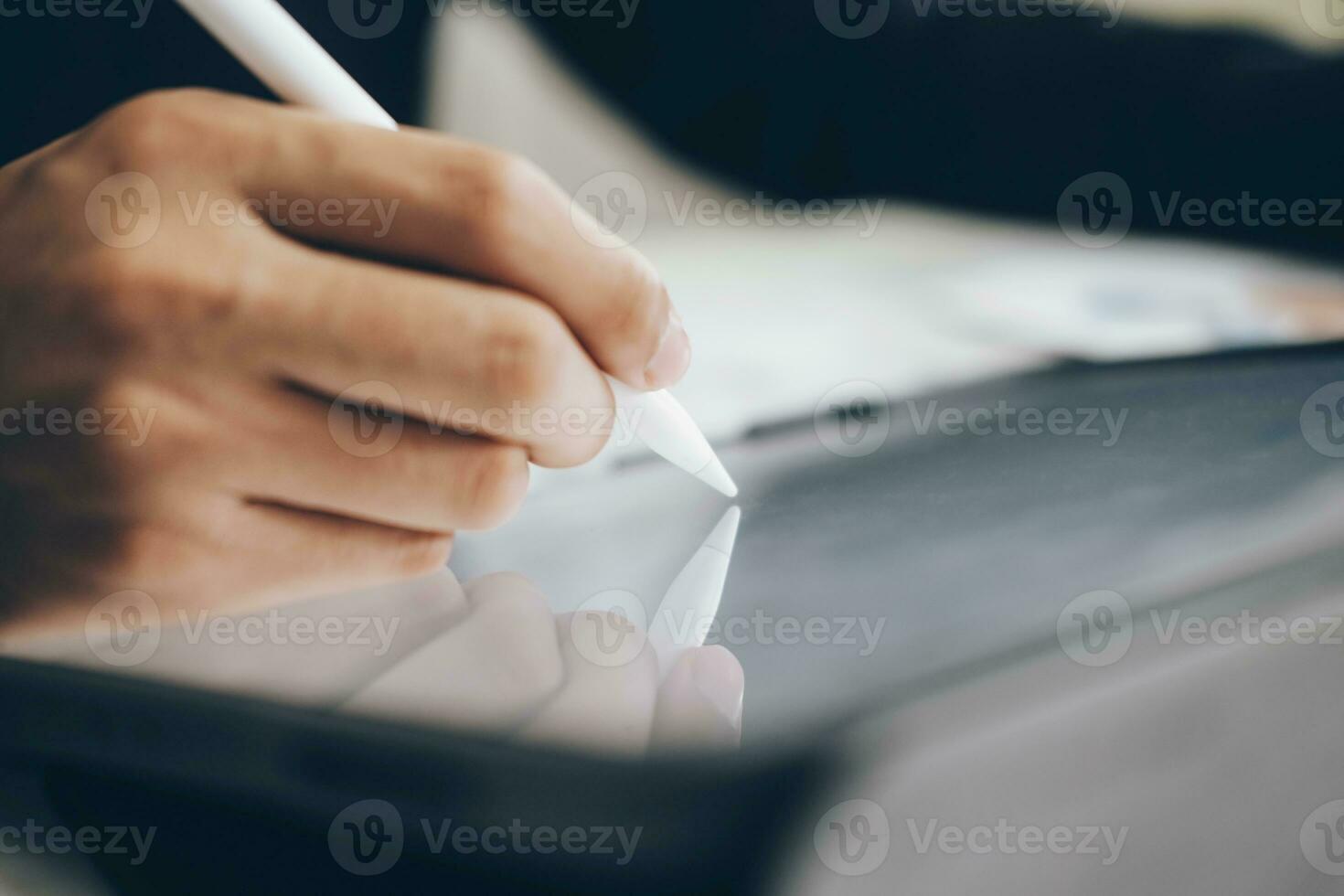 fechar acima homem de negocios com caneta caneta escrevendo em digital tábua foto