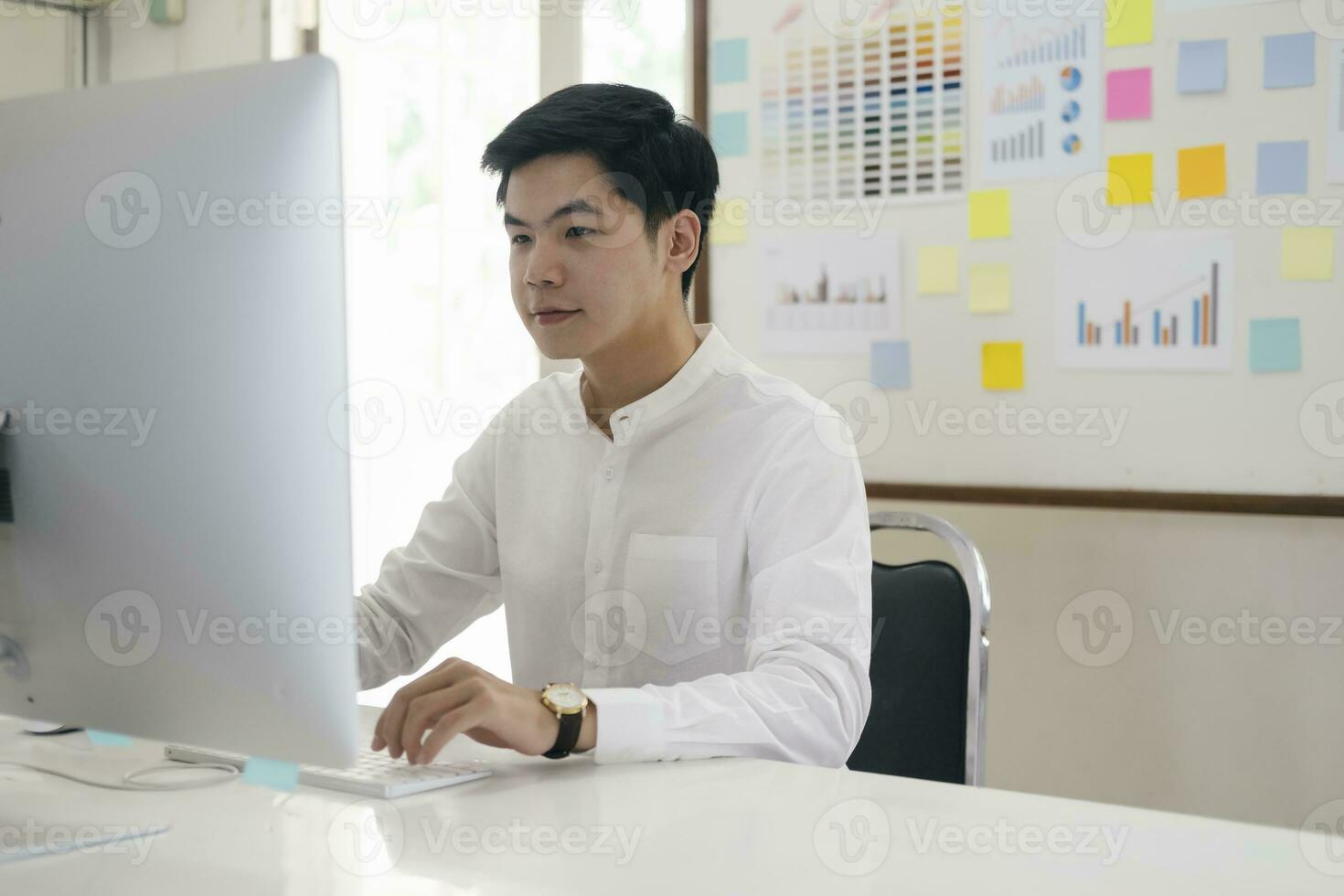 jovem homem de negocios analisar conectados marketing dentro dele computador foto