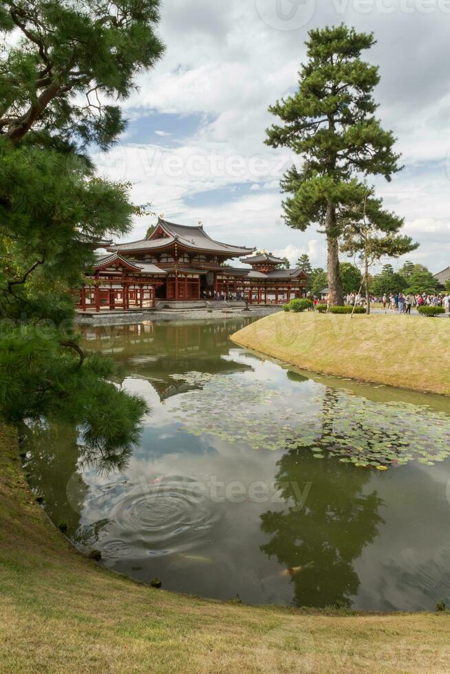 milenar têmpora do a cidade do uji dentro Quioto, Japão, edifícios, lagoa e jardins foto