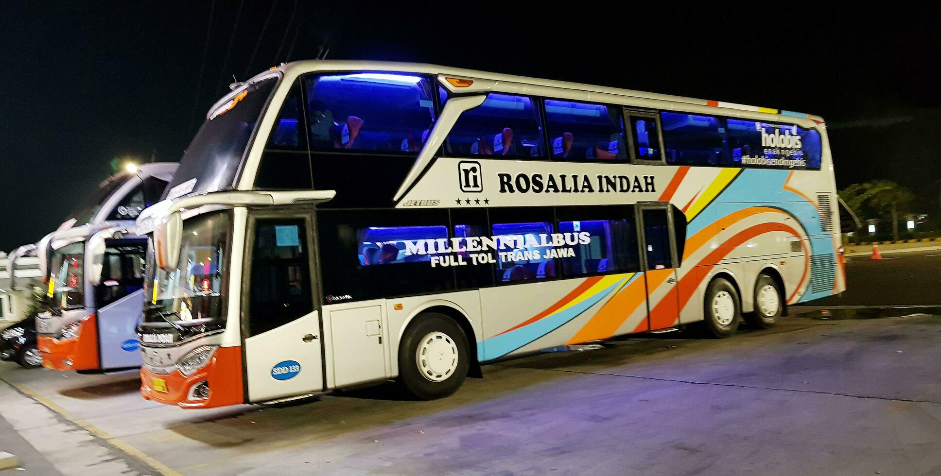 surakarta, Jawa tengah, Indonésia, 06 Julho 2023, 2020, ônibus e treinadores dentro Indonésia, Duplo cecker ônibus, ônibus dentro Indonésia Java Indonésia foto