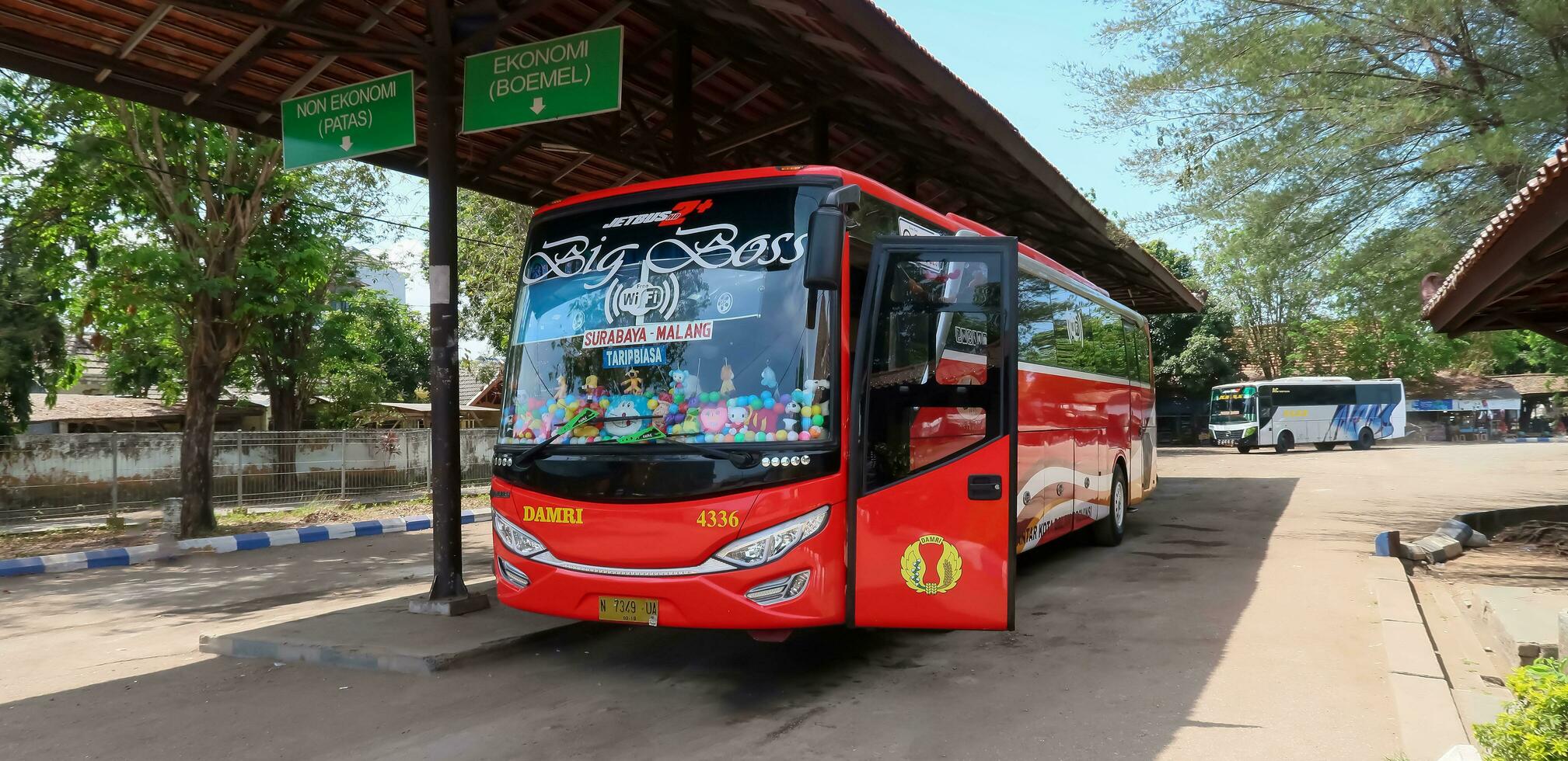 surakarta, Jawa tengah, Indonésia, 06 Julho 2023, 2020, ônibus e treinadores dentro Indonésia, Duplo cecker ônibus, ônibus dentro Indonésia Java Indonésia foto