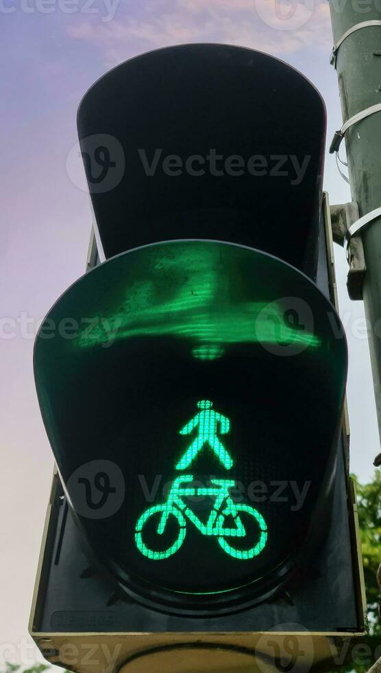 semáforos verdes e vermelhos para pedestres e bicicletas foto