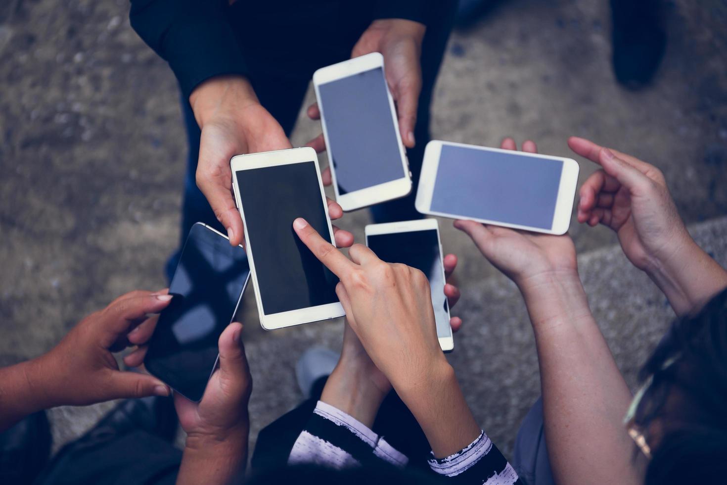 grupo de pessoas usando smartphones para compras online ou conceito de comércio eletrônico foto