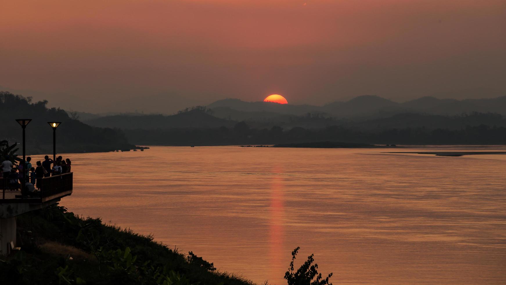 chiang khan-loei - 4 de março de 2018 - vista do pôr do sol para turistas em chiang khan, loei. foto