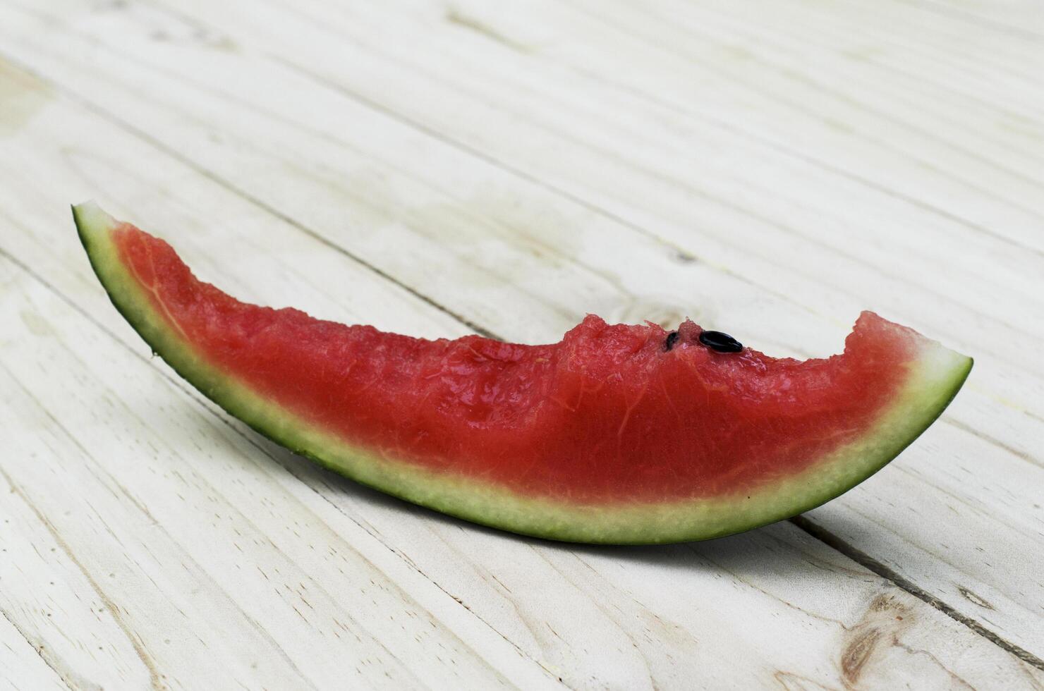 melancia para comer em fundos de mesa de madeira foto