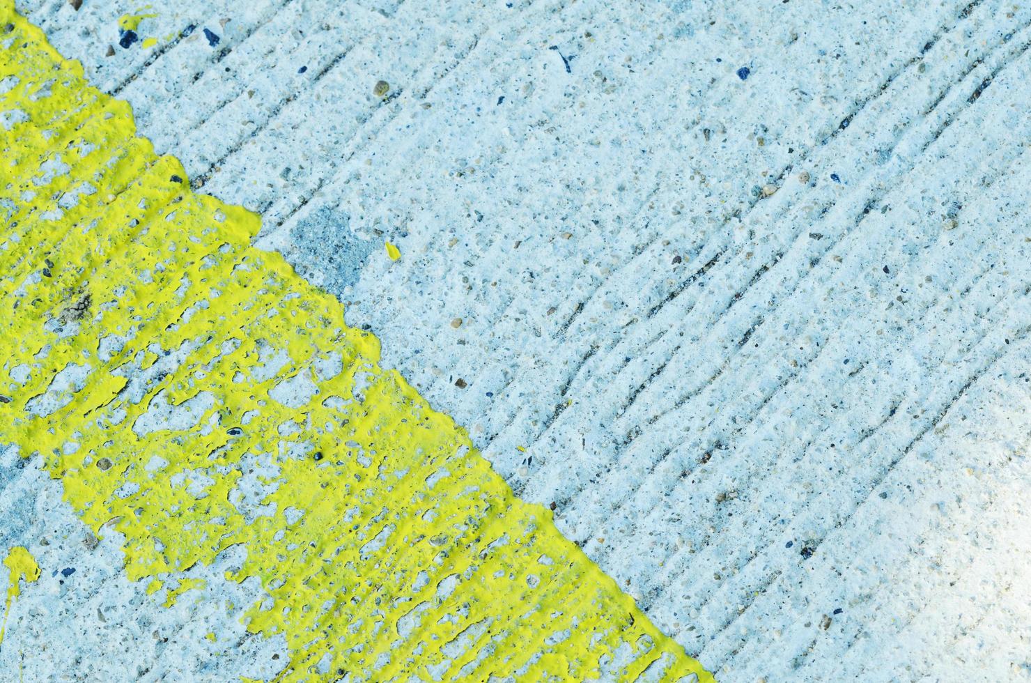 fundos do grunge com tinta amarela descascada na textura perfeita da estrada de concreto foto